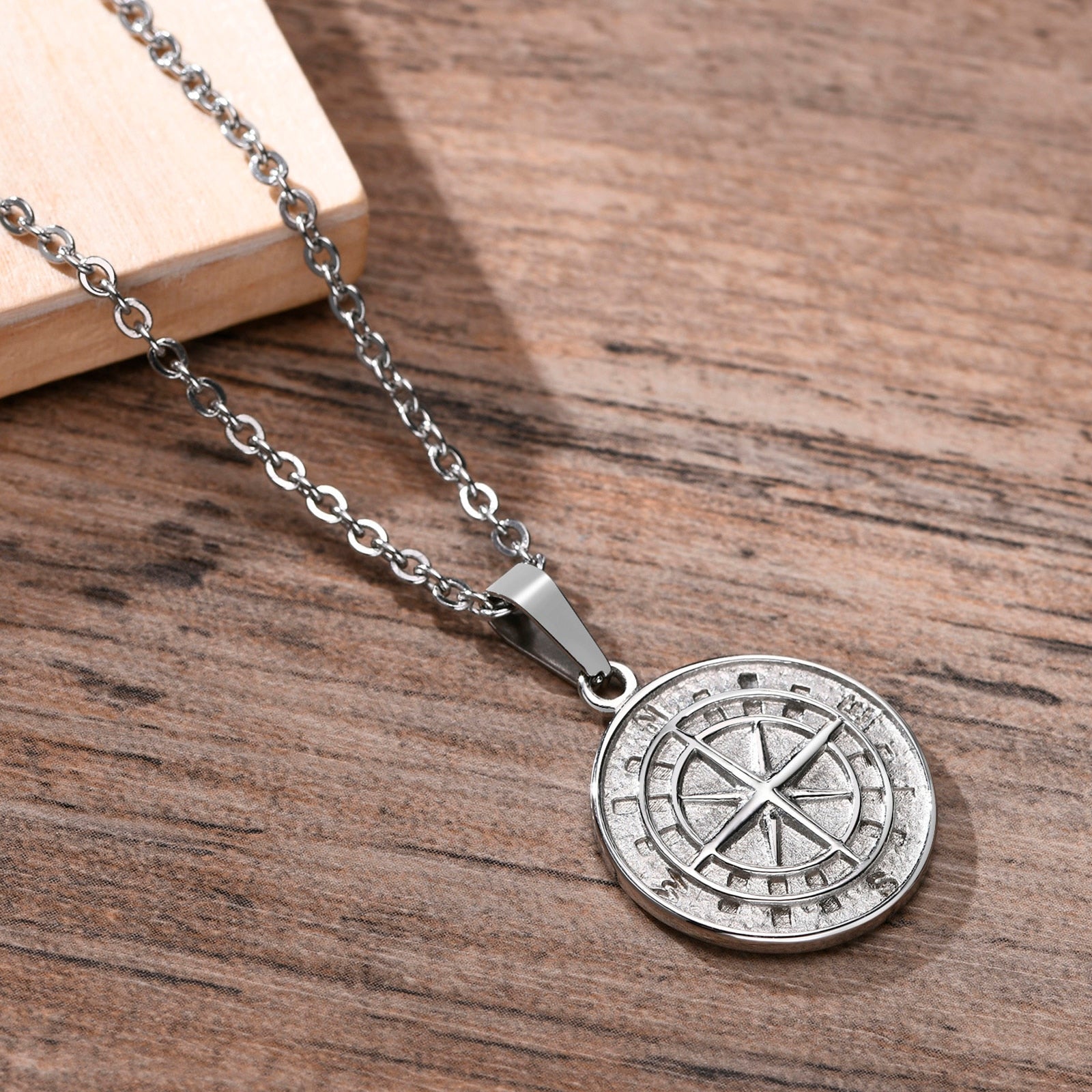 Collier pendentif boussole